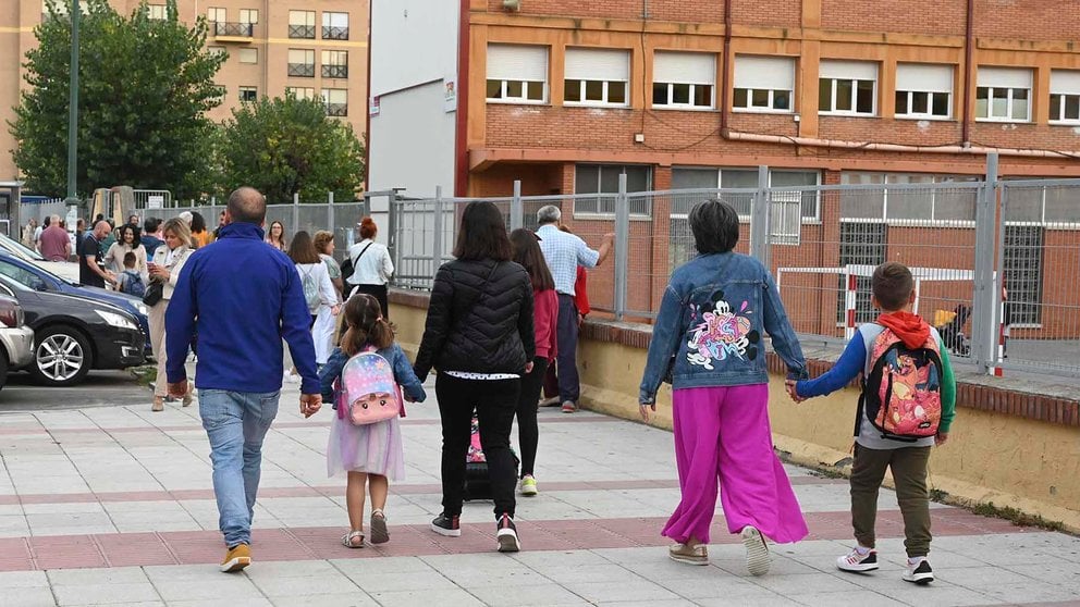 Imagen de archivo de niños en el primer día de la vuelta al colegio. EFE/J. Casares