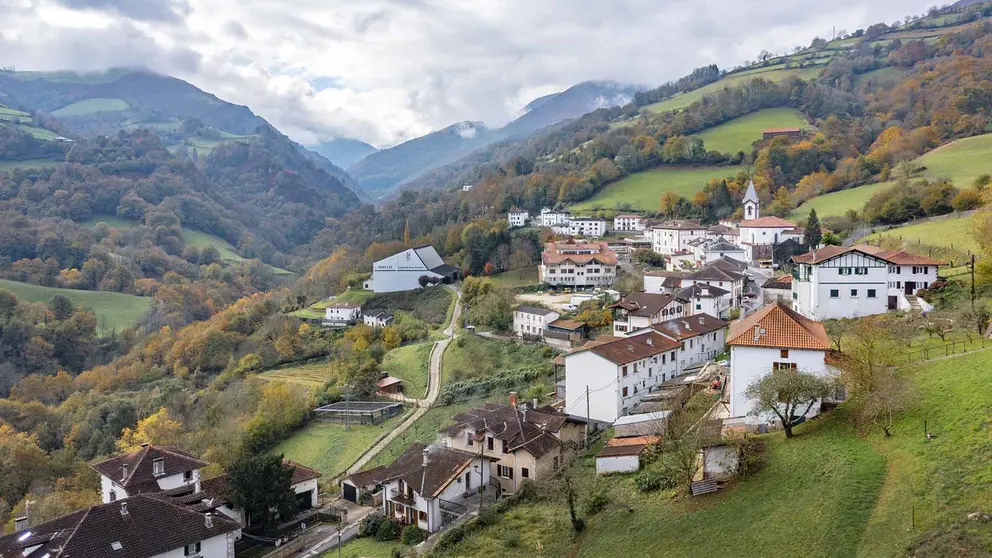 Vista a&eacute;rea de la localidad navarra de Valcarlos. @VisitNavarra.