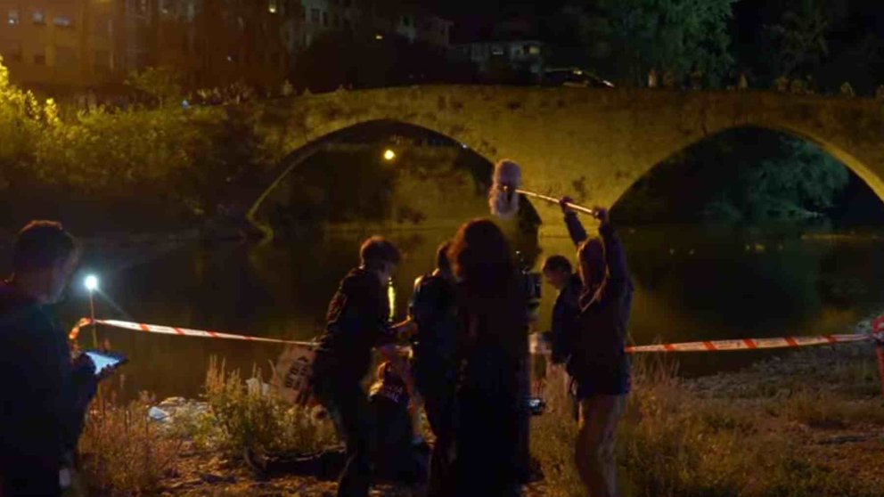 Rodaje de una secuencia de la película Verano en Rojo protagonizada por José Coronado y Marta Nieto junto al puente de San Pedro en Pamplona.