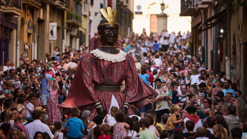 Celebración del 600 aniversario del Privilegio de la Unión con la Corporación Municipal y la Comparsa de Gigantes y Cabezudos por las calles de Pamplona. PABLO LASAOSA