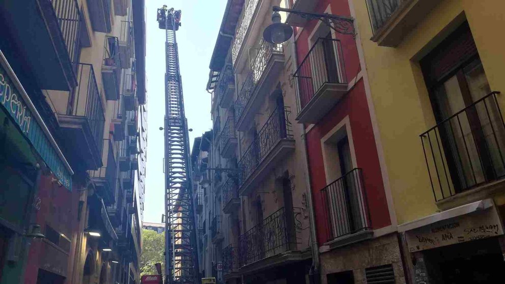 Un camión de bomberos supervisa la zona de la facha desprendida en la calle San Gregorio de Pamplona. EUROPA PRESS