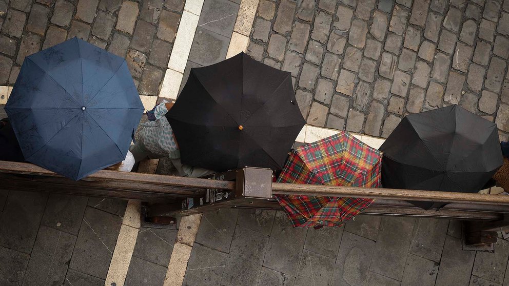 Varias personas se protegen de la lluvia en Pamplona. EFE / ARCHIVO