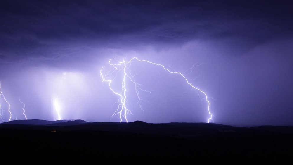Imagen de archivo de un relámpago durante una tormenta. ARCHIVO
