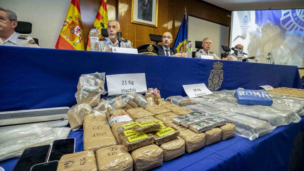 Dieciséis detenidos, casi 30 kilos de cocaína y 43 de hachís, cuya venta en España habría alcanzado 1,1 millones de euros, y 51.000 euros intervenidos es el resultado de la operación "Bailén" que ha llevado a cabo la Jefatura Superior de Policía de Aragón en colaboración con las de La Rioja y Navarra. EFE/ Javier Cebollada