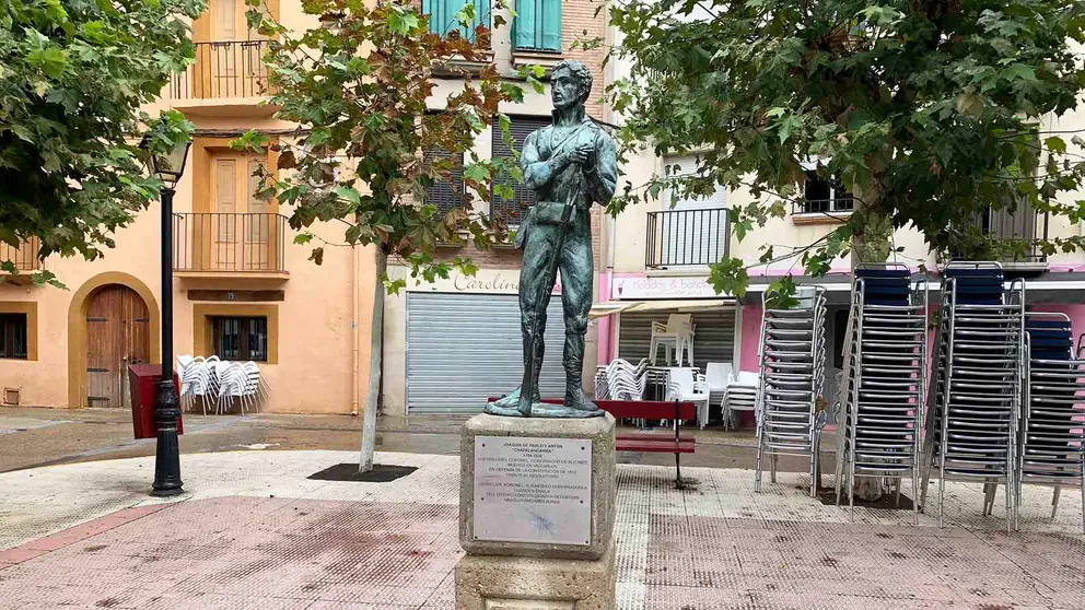 Monumento al militar y guerrillero 'Chapalangarra' en la plaza de Lodosa que lleva su nombre. Navarra.com