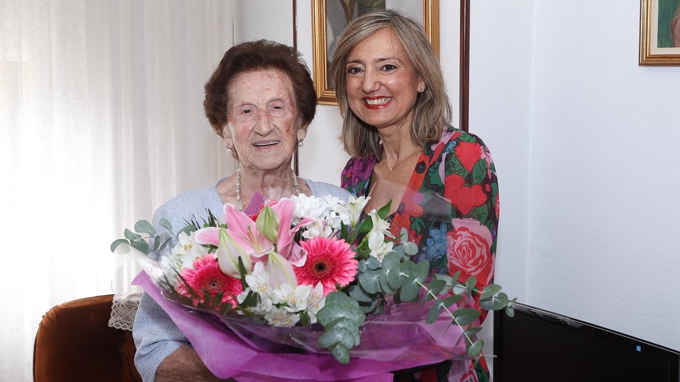 La alcaldesa de Pamplona felicita a Carmen Garbayo Latienda en su propia casa en el día en el que cumple cien años. AYUNTAMIENTO DE PAMPLONA