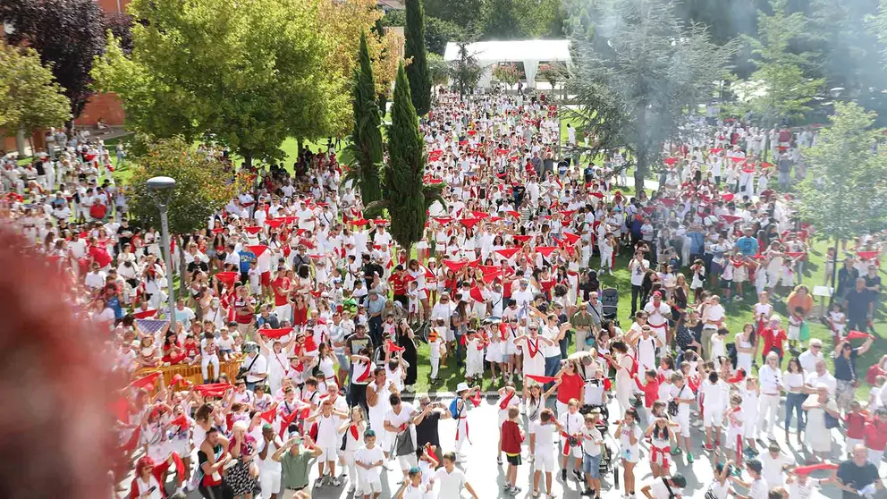 El Club Atletismo Ardoi lanza el chupinazo de las fiestas de Zizur Mayor de 2023 por su 25 aniversario. AYUNTAMIENTO DE ZIZUR MAYOR