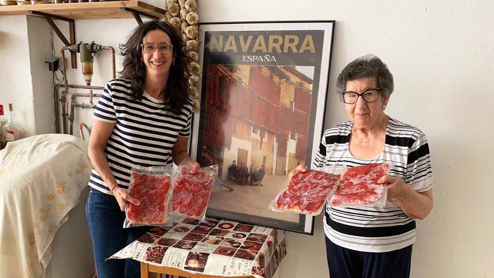 Raquel y su hija Dina muestran los pimientos asados congelados en Lodosa. Navarra.com