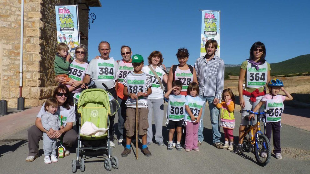 Participantes en el Día de la Vía Verde junto al Ayuntamiento de Murieta, antigua estación del ferrocarril. Navarra.com