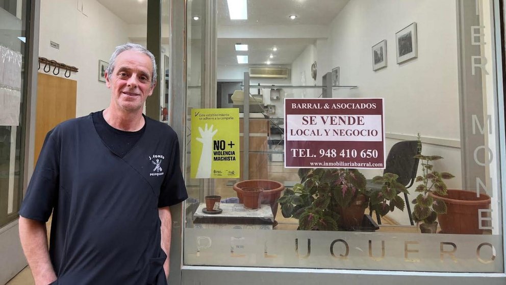 Javier Moneo, peluquero de Tudela, que está próximo a su jubilación tras cerca de 50 años de trabajo. CEDIDA