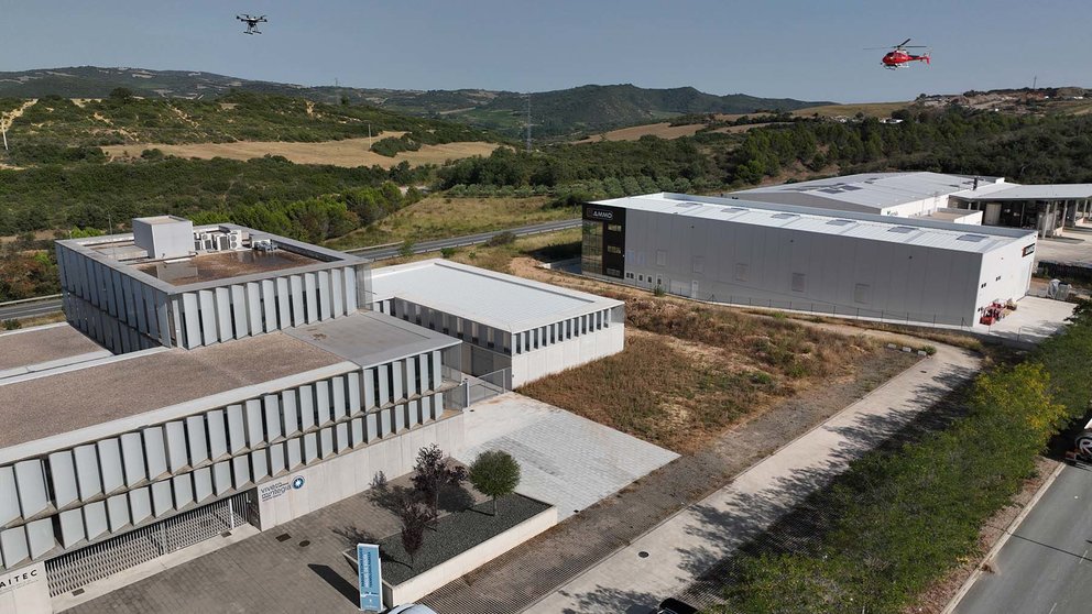 Navarra realiza una prueba de vuelo pionera en labores de rescate con la intervención de un dron y un helicóptero. GOBIERNO DE NAVARRA