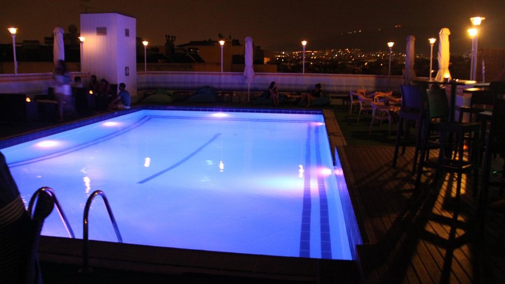 Imagen de una piscina por la noche. ARCHIVO