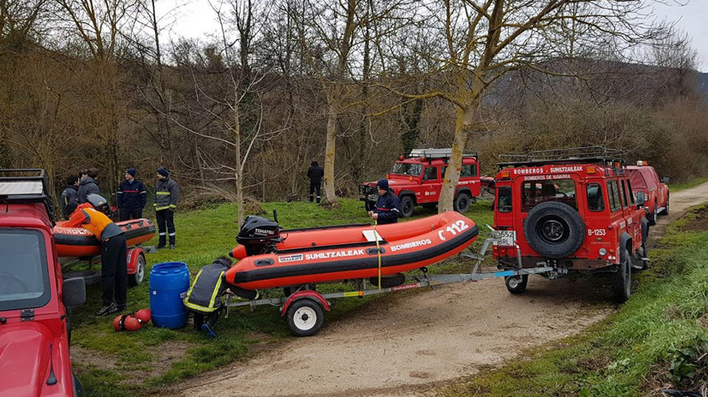 Un equipo del grupo de rescate actuático reanuda la búsqueda del hombre desaparecido en el Ebro a su paso por Lodosa tras caer con el coche al río BOMBEROS DE NAVARRA