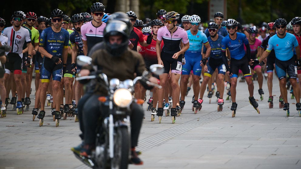 Cerca de 400 deportistas participan en la decimocuarta edición de la P2P Pamplona Puente Skate Race, la maratón de patinaje más dura del mundo. PABLO LASAOSA