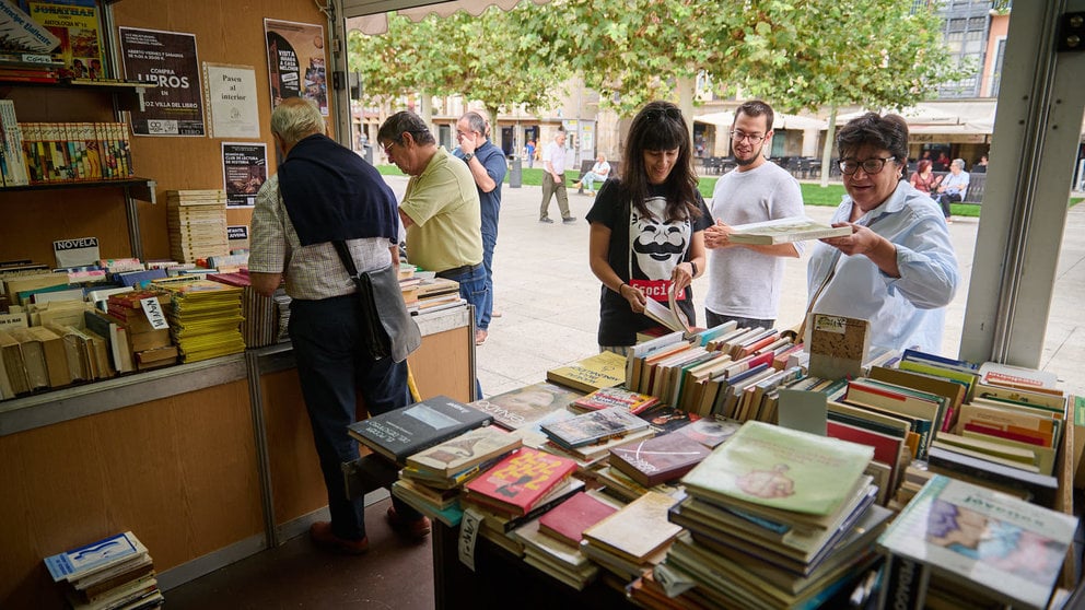 Feria del libro antiguo en la Plaza del Castillo de Pamplona. PABLO LASAOSA