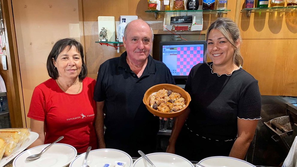 Juan Antonio Albero sostiene los menudicos junto a su mujer e hija en Casa Albero. navarra.com