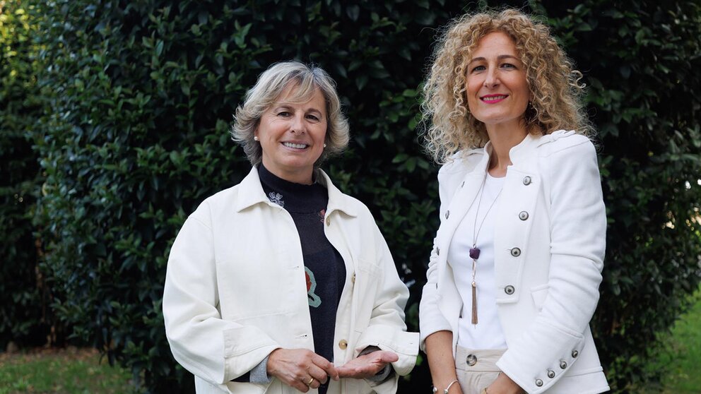 De izda. A dcha., Blanca Marín y Cristina García Vivar, en el exterior del edificio de Ciencias de la Salud de la UPNA. UPNA