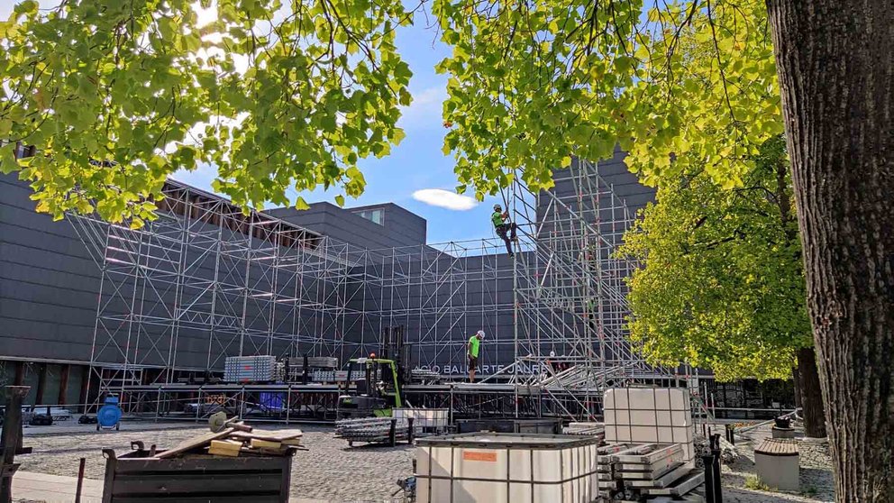 Operarios instalan un gran escenario en la plaza de Baluarte en Pamplona. NAVARRA.COM
