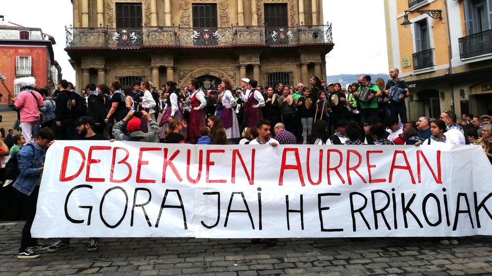 Concentración en la plaza del Ayuntamiento de Pamplona en protesta por la prohibición de actos en San Fermín Chiquito. EUROPA PRESS