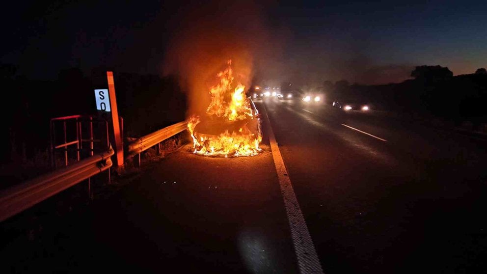 El coche en llamas en plena Autopista de Navarra. BOMBEROS