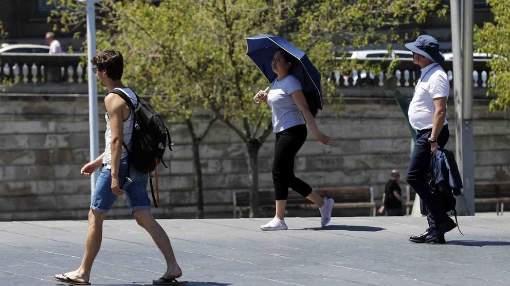 Una mujer se protege con un paraguas del calor. EFE/Luis Tejido.