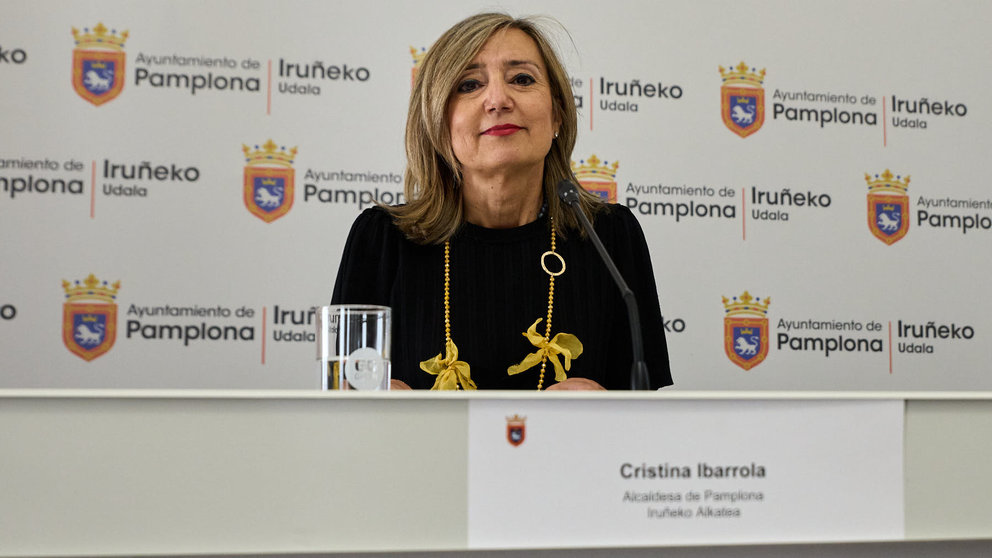 La alcaldesa de Pamplona, Cristina Ibarrola, comparece tras la celebración de la sesión de la Junta de Gobierno Local para hacer balance de los 100 primeros días de Gobierno en la alcaldía. IÑIGO ALZUGARAY