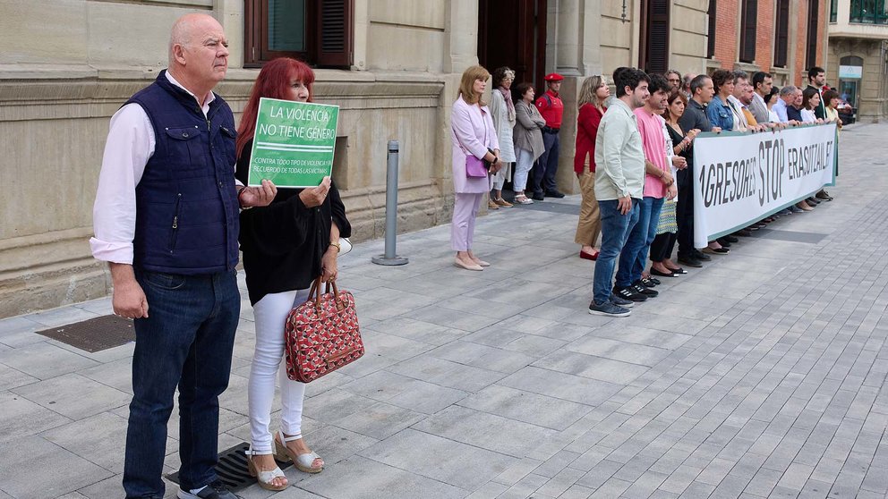 Los parlamentarios del grupo VOX en el Parlamento de Navarra Emilio Jiménez(1i) y Maite Nosti (2i) forman aparte y con su propio cartel en la concentración de un minuto de silencio en repulsa por el asesinato por violencia de género de este fin de semana en Madrid. EFE/Iñaki Porto