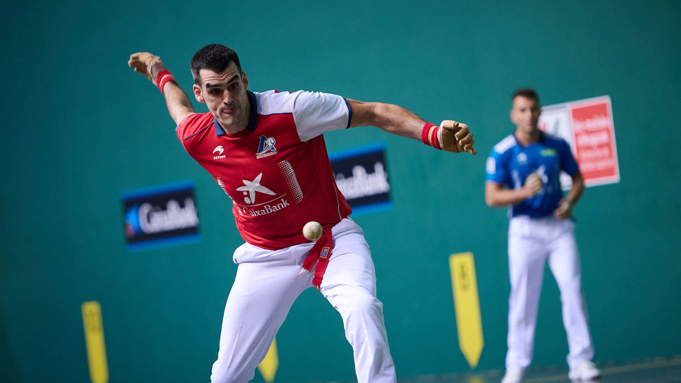 Joseba Ezkurdia y Jon Mariezkurrena se enfrentan a Altuna y Ander Imaz durante la final del Masters Caixabank 2023 de pelota. PABLO LASAOSA