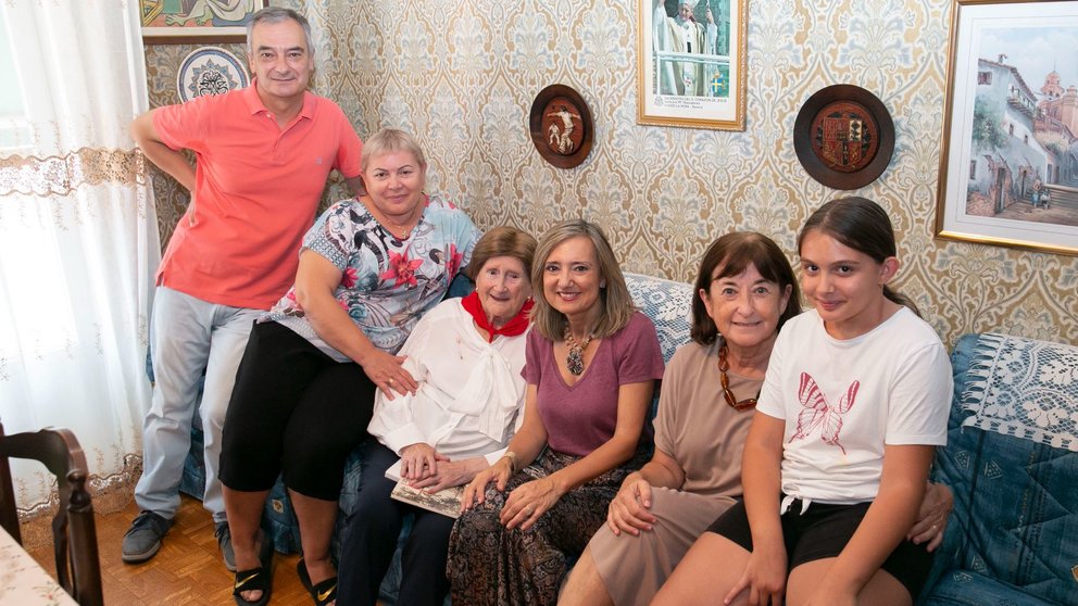 María Luisa San Juan posa en su casa junto a la alcaldesa de Pamplona, Cristina Ibarrola, y su familia. AYUNTAMIENTO DE PAMPLONA