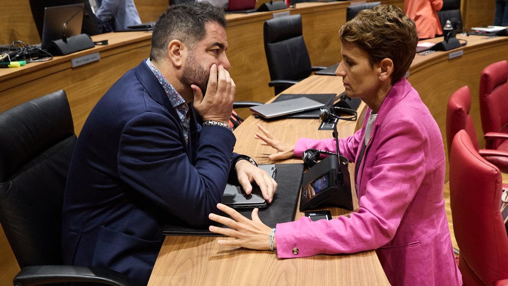 Ramón Alzorriz y María Chivite en el Pleno del Parlamento de Navarra. IÑIGO ALZUGARAY