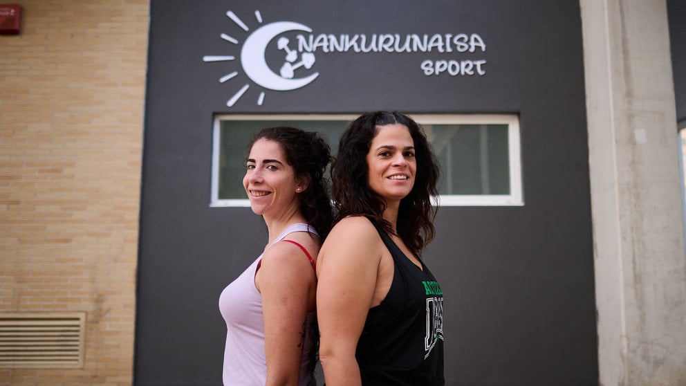 Beatriz Urtasun y Saiora García, propietarias de Nankurunaisa Sport, un centro deportivo que ha abierto en Nuevo Artica, en la calle María Domínguez, 22-bajo. PABLO LASAOSA