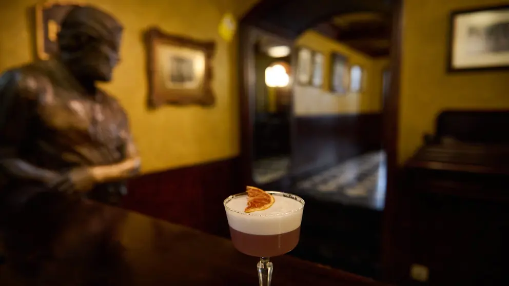 Camilo Ríos y Javier Isasi de la nueva coctelería de El Rincón de Hemingway en Plaza del Castillo 44B. PABLO LASAOSA