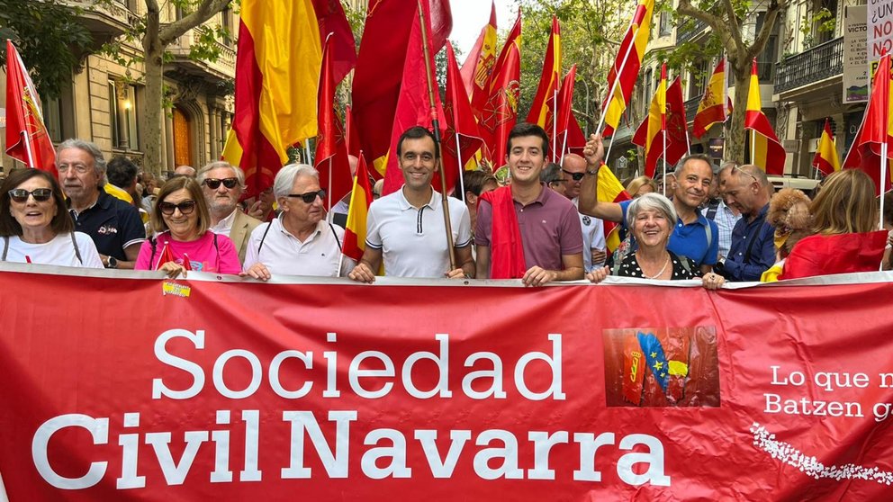 Sociedad Civil Navarra ha participado este domingo entre las miles de manifestantes que  han protestado en Barcelona contra la amnistía y gritan 'Puigdemont, a prisión'. CEDIDA