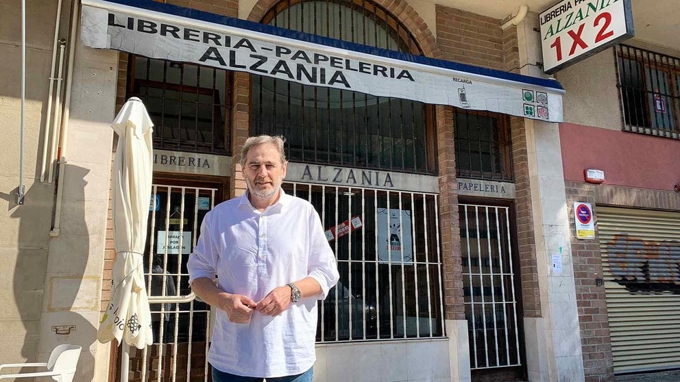 Juan Carlos Ochoa delante de la librería Alzania en el barrio de Azpilagaña en Pamplona. Navarra.com