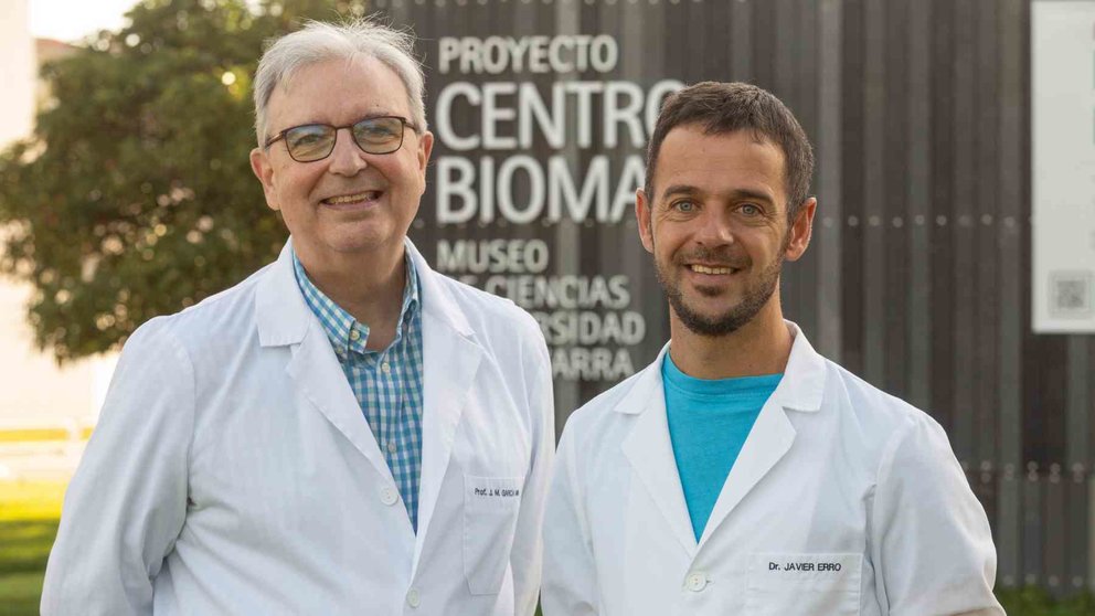 José María García-Mina (izquierda) y Javier Erro, científicos del Instituto de Biodiversidad y Medioambiente de la Universidad de Navarra e investigadores principales del proyecto. UNIVERSIDAD DE NAVARRA