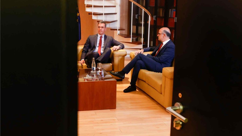 El secretario general del PSOE y presidente del Gobierno en funciones, Pedro Sánchez, se reúne este miércoles con el diputado de UPN Alberto Catalán, dentro de la ronda de contactos para lograr su investidura. EFE/ Javier Lizón