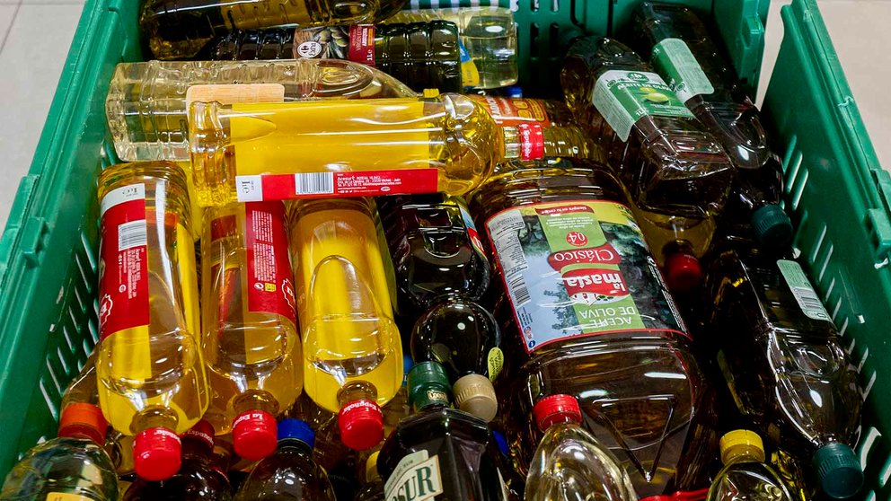 Imagen de archivo un cajón repleto de botellas y garrafas de aceite en un supermercado. ALBERTO ORTEGA / EUROPA PRESS