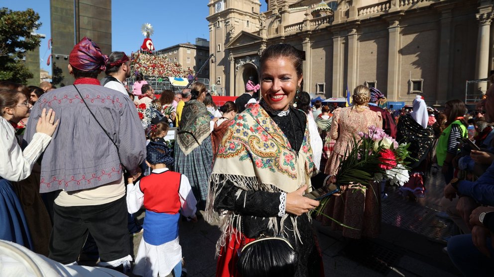 Una mujer vestida con el tradicional traje de maño durante la tradicional ofrenda de flores a la Virgen del Pilar. Fabián Simón / Europa Press