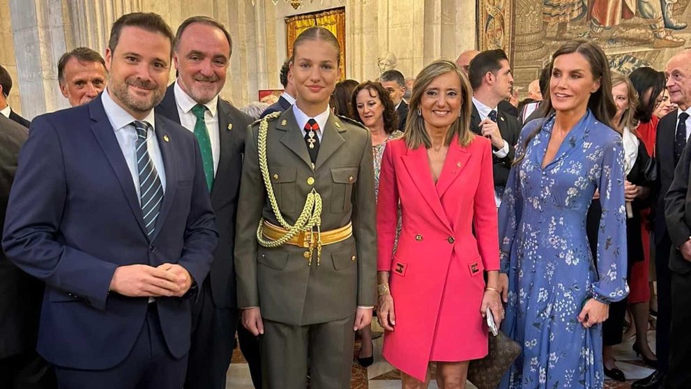 El alcalde de Tudela, Alejandro Toquero, el presidente de UPN, Javier Esparza, la Infanta Leonor, la alcaldesa de Pamplona, Cristina Ibarrola y la reina doña Leticia en la recepción en el Palacio Real.