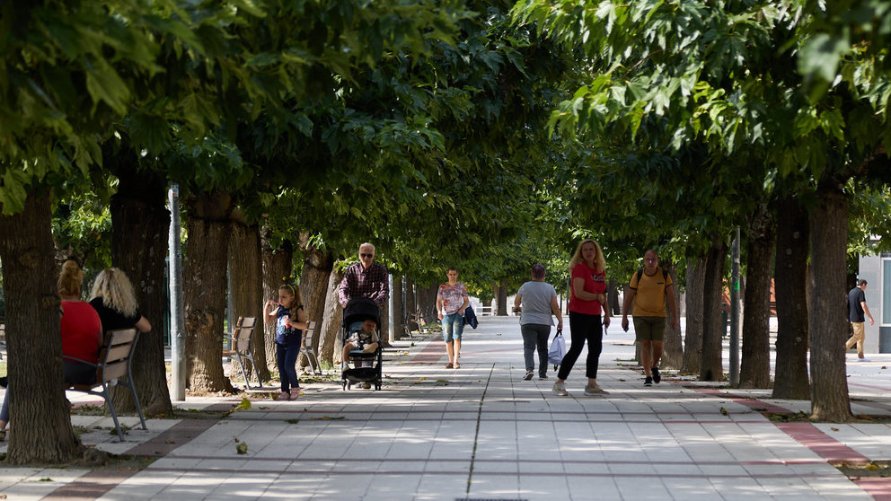 Personas paseando en el paseo del Parque de La Vaguada en el barrio de San Juan en Pamplona. IÑIGO ALZUGARAY