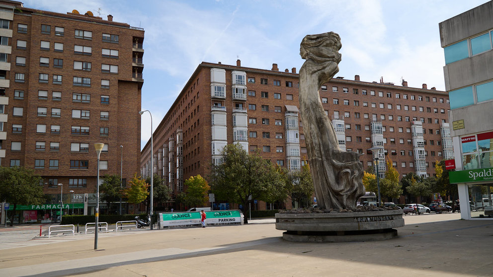 Escultura de La Tramontana en la Plaza de Europa en el barrio de San Juan en Pamplona. IÑIGO ALZUGARAY