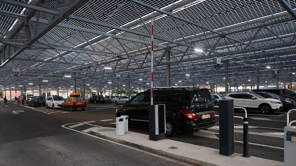 Miembros de la Comisión y Gerencia de Urbanismo del Ayuntamiento, con la alcaldesa, Cristina Ibarrola, visitan la instalación fotovoltaica construida en el aparcamiento disuasorio junto al colegio público Cardenal Ilundáin. IÑIGO ALZUGARAY