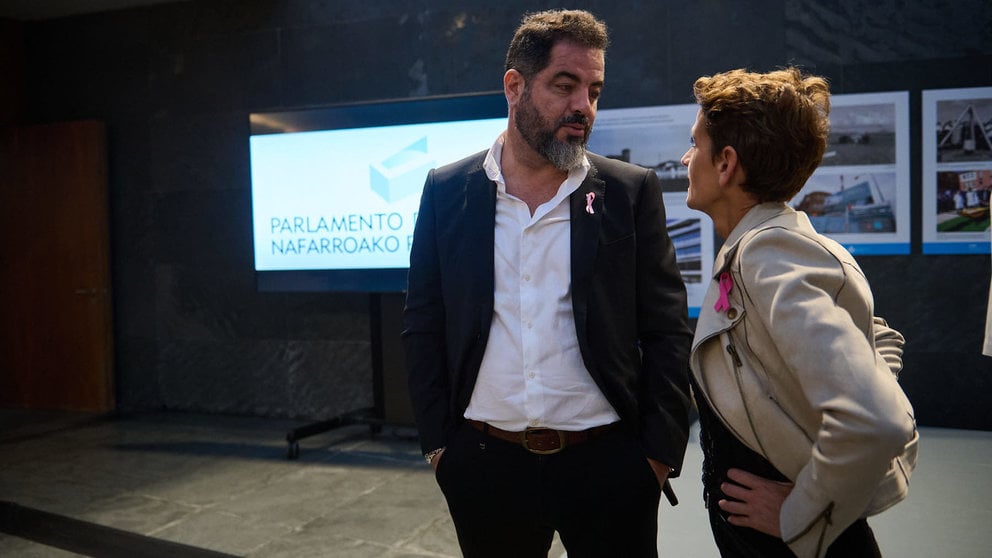 Ramón Alzórriz habla con María Chivite minutos antes de comenzar el pleno del Parlamento. PABLO LASAOSA
