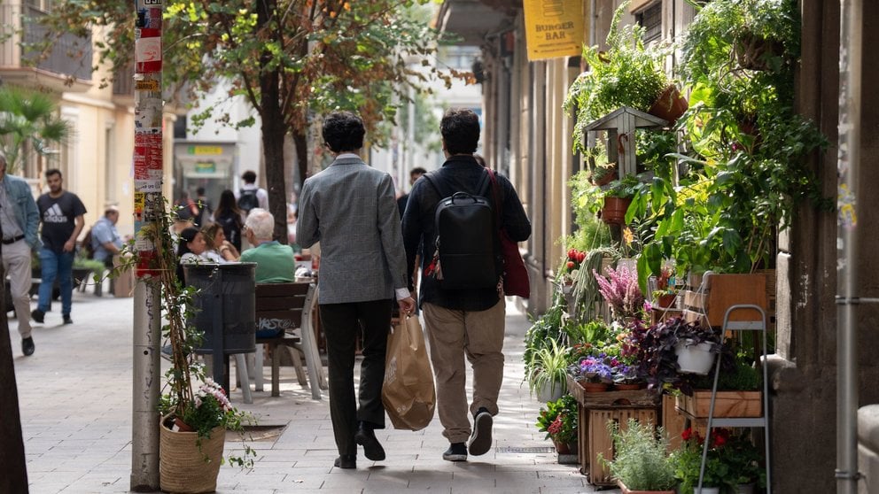 Dos personas hace sus compras en el comercio local. DAVID ZORRAKINO / EUROPA PRESS