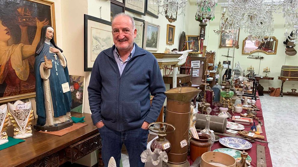 Eduardo Peral en el interior de su tienda de antigüedades en Estella. Navarra.com