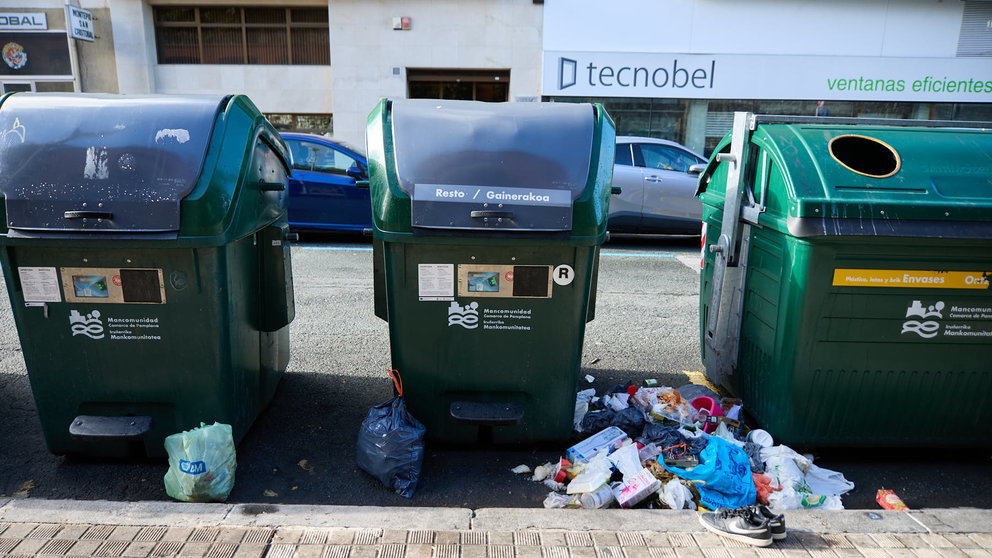 Bolsas y basura en el exterior de los contenedores de apertura con tarjeta en la calle Julián Gayarre de Pamplona. IÑIGO ALZUGARAY