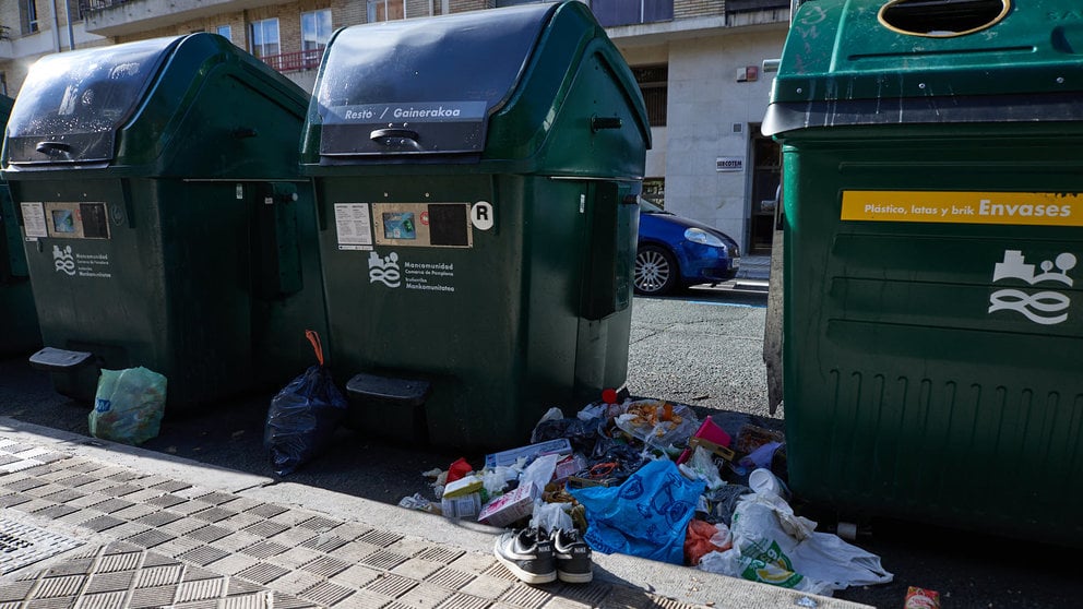 Bolsas y basura en el exterior de los contenedores de apertura con tarjeta en la calle Julián Gayarre de Pamplona. IÑIGO ALZUGARAY