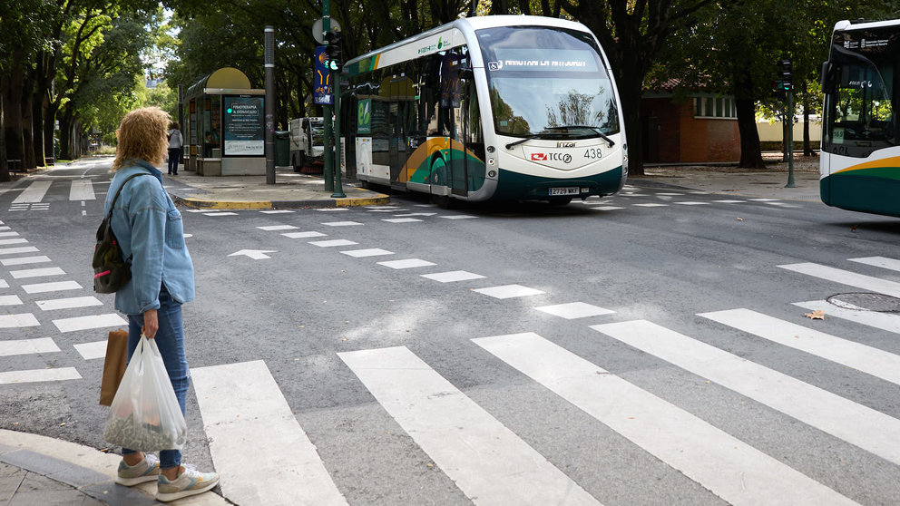 Villavesa tranvía de la línea 3, que cubre el recorrido circular oeste entre Ansoáin y el centro de Pamplona, es la séptima villavesa eléctrica y la primera con este diseño. IÑIGO ALZUGARAY