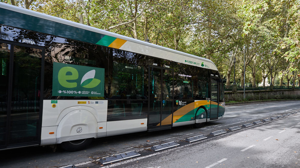 Villavesa tranvía de la línea 3, que cubre el recorrido circular oeste entre Ansoáin y el centro de Pamplona, es la séptima villavesa eléctrica y la primera con este diseño. IÑIGO ALZUGARAY