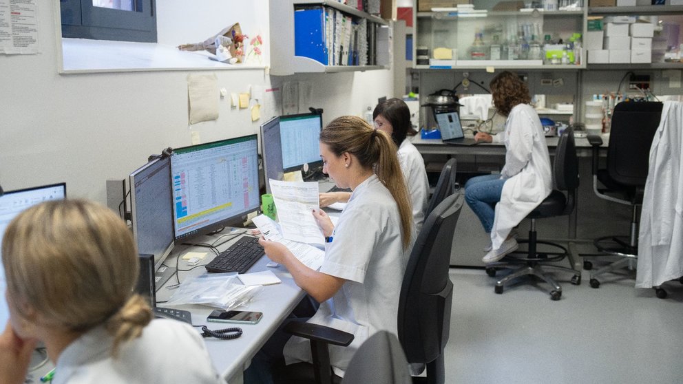 Imagen de archivo de investigadores trabajando en el laboratorio del hospital Clínic de Barcelona en una investigación conjunta contra el cáncer de mama con la Universidad de Navarra. DAVID ZORRAKINO / EUROPA PRESS